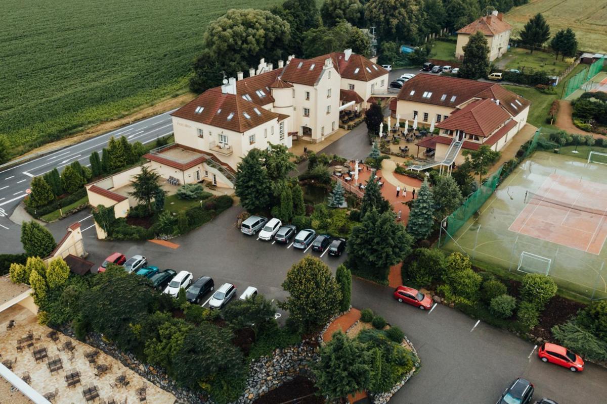 Hotel Allvet Дрновице Экстерьер фото