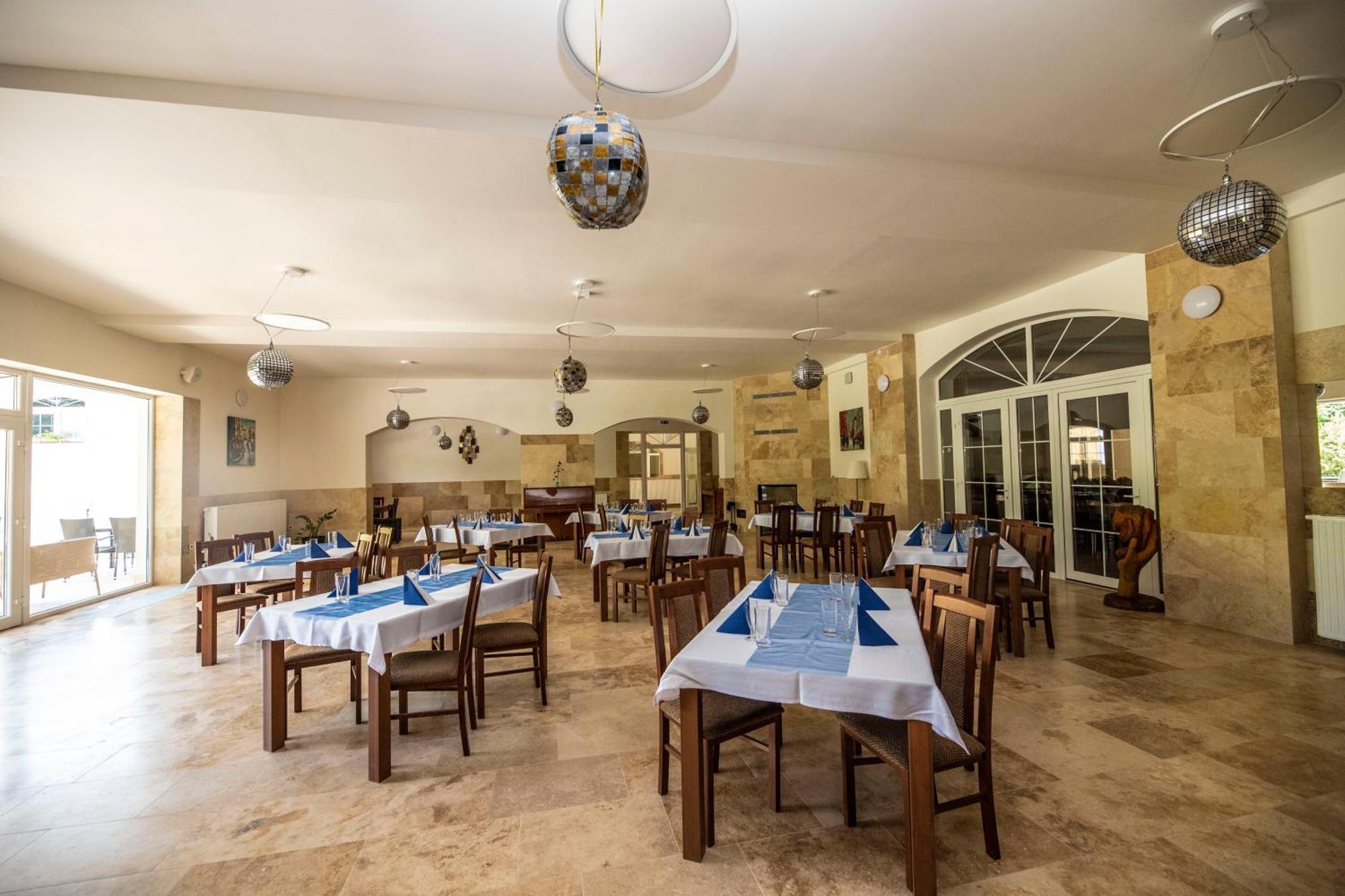 Hotel Allvet Дрновице Экстерьер фото