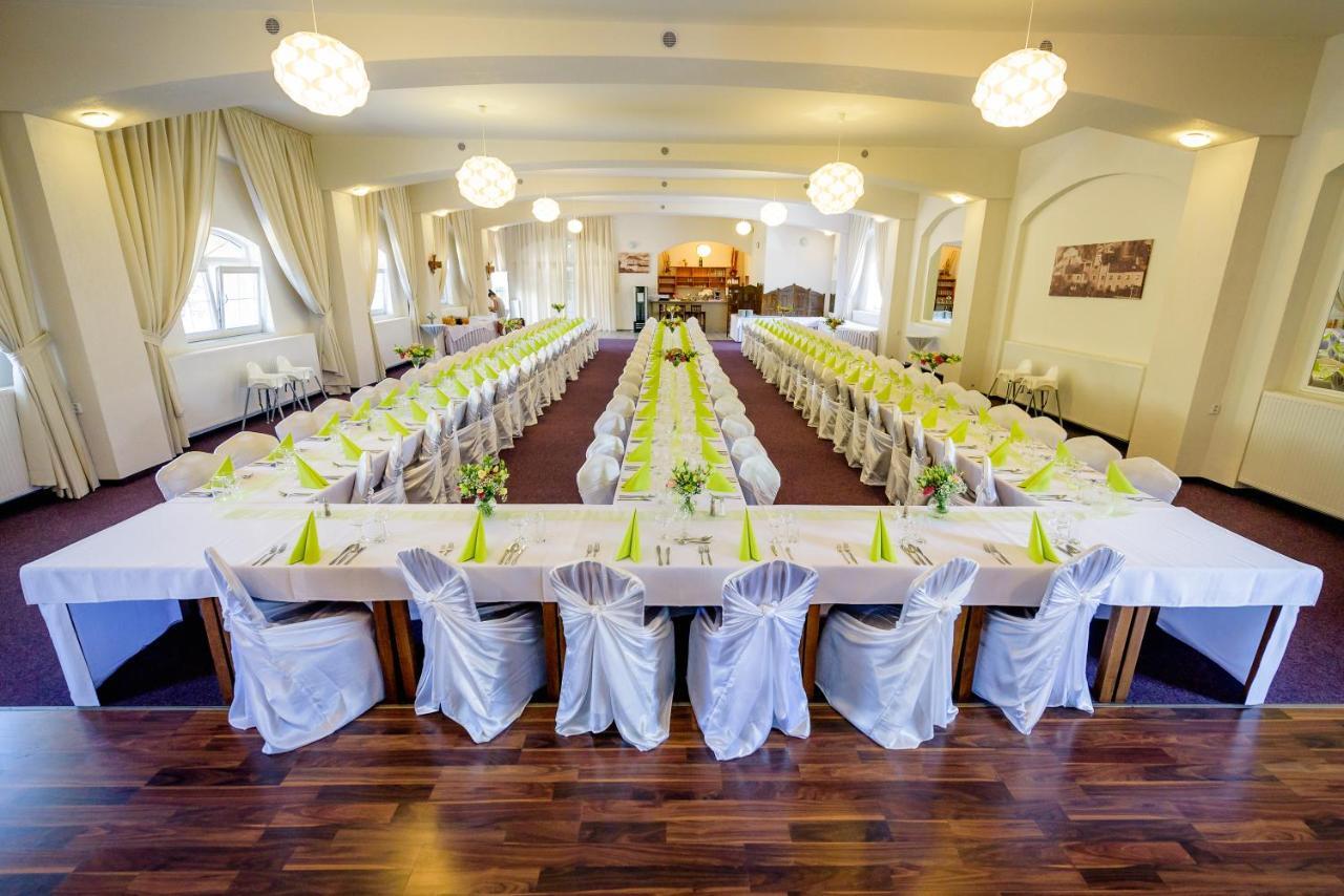 Hotel Allvet Дрновице Экстерьер фото